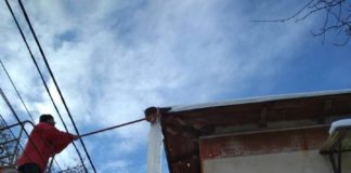 Pe parcursul zilei de marți, serviciile municipale au continuat intervenția la deszăpezire pe trotuare și în curțile de blocuri