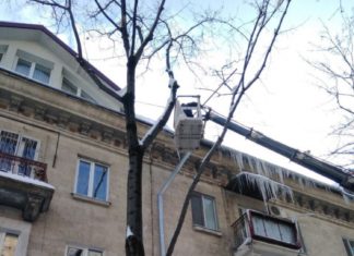 Curățarea zăpezii și a țurțurilor de pe acoperișuri