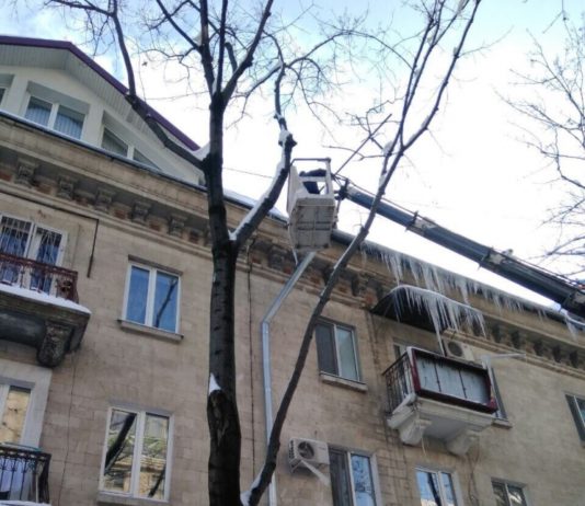 Municipalitatea atenționează asupra formării pe marginea acoperișurilor a țurțurilor de gheață