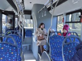 Cele 25 de autobuze noi expuse în Piața Marii Adunări Naționale au atras astăzi privirile trecătorilor