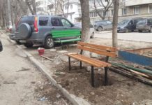 Instalarea băncilor pe bd. Moscova, 7/1, 7/2