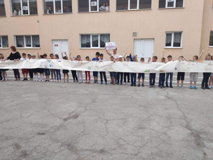 În Chișinău a fost făcută ”Cea mai mare felicitare de ziua copiilor”
