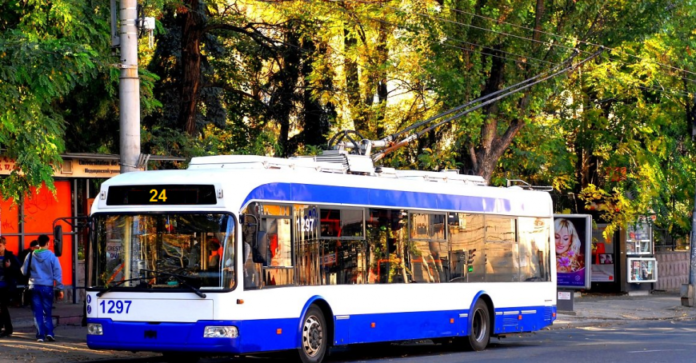 Șoferii care parchează sau staționează în stațiile pentru transportul public din capitală riscă să fie amendați.