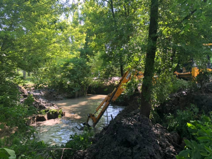 Fiecare ploaie puternică inundă nu doar străzile, dar și curțile de bloc, iar oamenii sunt obligați să meargă prin glod și băltoace