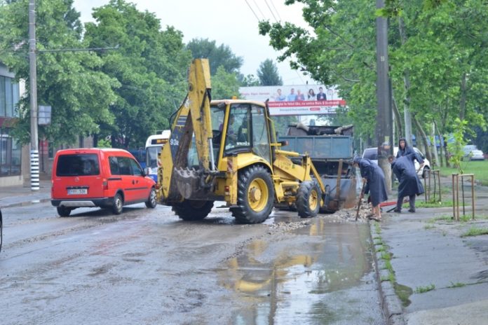 Intervenția serviciilor municipale privind lichidarea consecințelor ploii torențiale de noaptea trecută