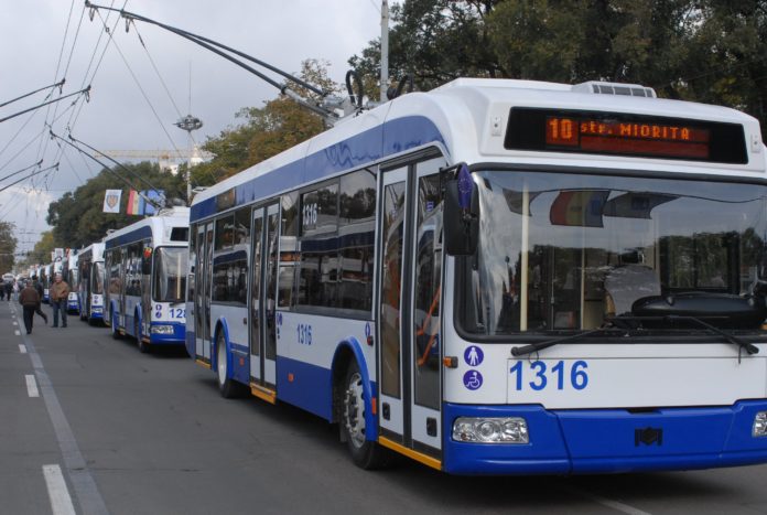 Numărul troleibuzelor şi autobuzelor care vor circula pe străzile capitalei pe timp de vară va fi micşorat