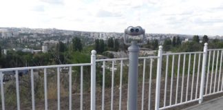 În scuarul panoramic din strada Maria Dragan 24 au fost instalate trei binocluri