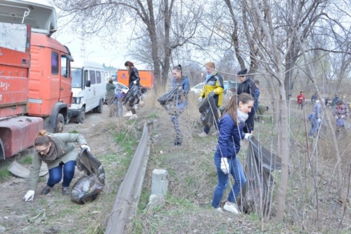 Acțiune de salubrizare a teritoriului pe Calea Basarabiei și strada Varnița