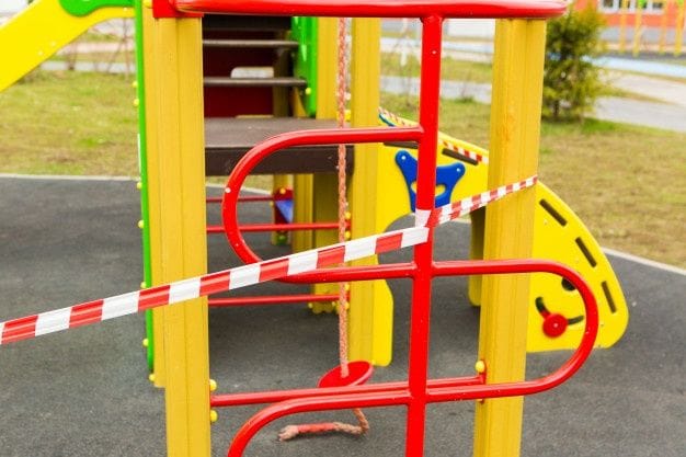 Accesul copiilor la terenurile de joacă ar putea fi restricționat