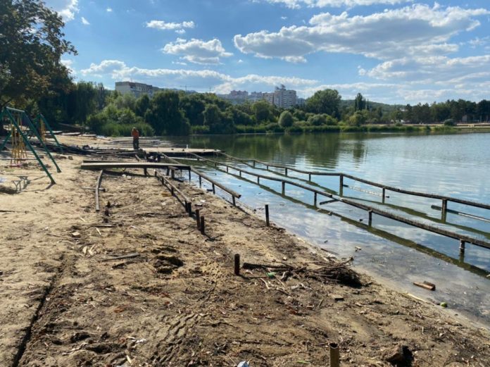 Lucrările de evacuare forțată a complexului de prestări servicii din Parcul „La Izvor” continuă