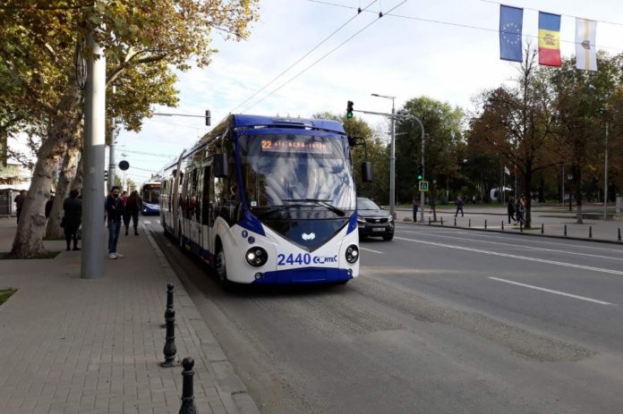 Primele trei troleibuze articulate noi, puse în circulație pe străzile din capitală