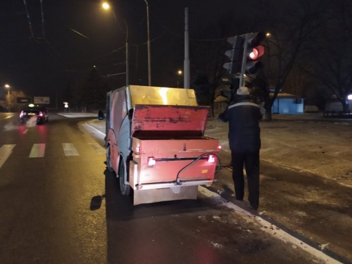 Autorităţile municipale intervin zilnic pe străzi şi trotuare pentru a combate poleiul