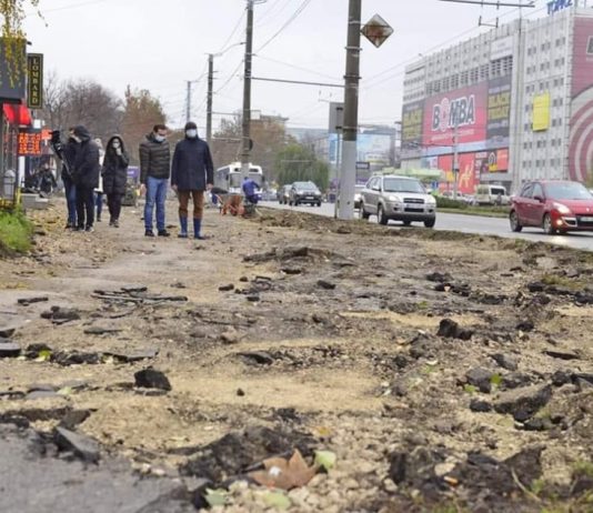 Ion Ceban a inspectat lucrările de reabilitare a trotuarului din Calea Ieșilor spre intrarea în parcul „Alunelul” și a subteranei din preajmă