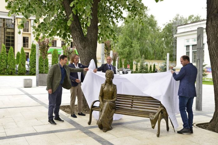 În scuarul poetului Mihai Eminescu a fost inaugurată statuia Veronicăi Micle