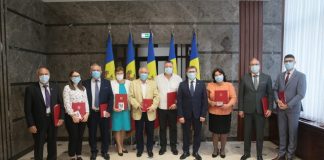 Președintele Parlamentului a înmânat Diplome de Onoare cu ocazia celor 30 de ani de Independență