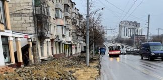 FOTO: Au demarat lucrările de reabilitare a trotuarelor din bulevardul Grigore Vieru din capitală