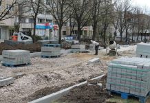 Continuă lucrările de reabilitare a trotuarului din bd. Mircea cel Bătrân