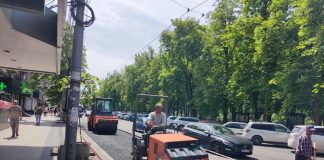 În capitală au loc lucrări de fortificare a drumului în zona stațiilor de așteptare