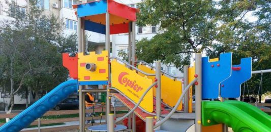 În curțile de bloc din capitală vor fi amenajate 30 de locuri de joacă. Terenurile urmează a fi instalate până la sfârșitul anului