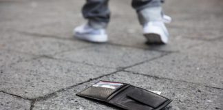 A găsit un portmoneu cu bani și l-a adus la Poliție! Acum se caută proprietarul