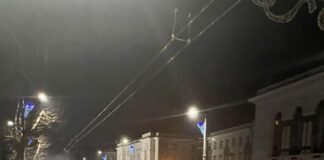 Drumurile din capitală sunt spălate mecanic, pentru înlăturarea materialului antiderapant