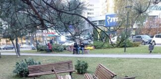 Mobilierul din mai multe locații ale sectoarelor a fost vandalizat. A fost sesizată Poliția