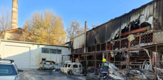 Incendiu în capitală! Pompierii au reușit să salveze 150 m2 de materie primă pentru confecționarea roletelor