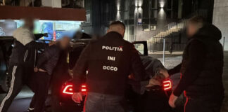 Chișinău: Oamenii legii au reținut organizatorul și un alt complice la incendierea mașinii Poliției, în dimineața din ziua alegerilor prezidențiale