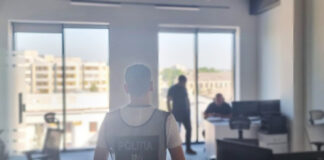Percheziții la mai multe call-centre din capitală, suspectate de spalare de bani prin intermediul platformelor de pariuri online