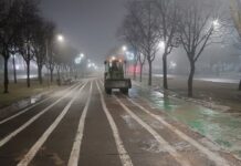 Ghețuș pe trotuare și străzi: muncitorii municipalității acționează în zonele intens circulate