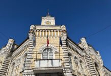 Drapelele de pe clădirea Primăriei Municipiului Chișinău au fost arborate în bernă