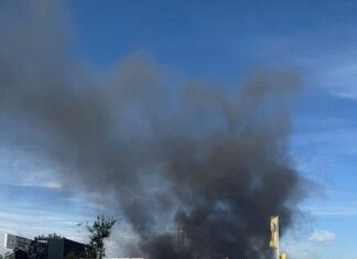 Pompierii au anunțat lichidarea incendiului izbucnit într-un depozit de pe strada Lunca Bîcului
