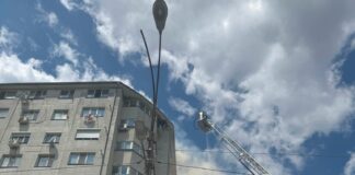 UPDATE: Incendiu la un bloc de locuit din Chișinău – intervenție de amploare a IGSU