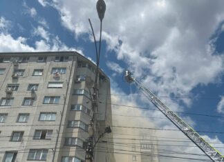 UPDATE: Incendiu la un bloc de locuit din Chișinău – intervenție de amploare a IGSU