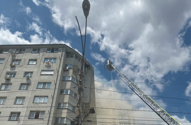UPDATE: Incendiu la un bloc de locuit din Chișinău – intervenție de amploare a IGSU