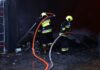 Două vagonete și echipamente pentru lucrări de construcții au fost salvate de pompieri la un incendiu din satul Ciorescu