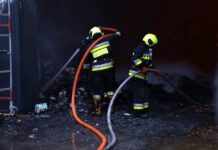 Două vagonete și echipamente pentru lucrări de construcții au fost salvate de pompieri la un incendiu din satul Ciorescu