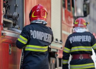 Un automobil a luat foc pe strada Muncești din Chișinău; șoferul de 76 de ani a fost scos din mașină de polițiști