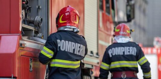 Un automobil a luat foc pe strada Muncești din Chișinău; șoferul de 76 de ani a fost scos din mașină de polițiști